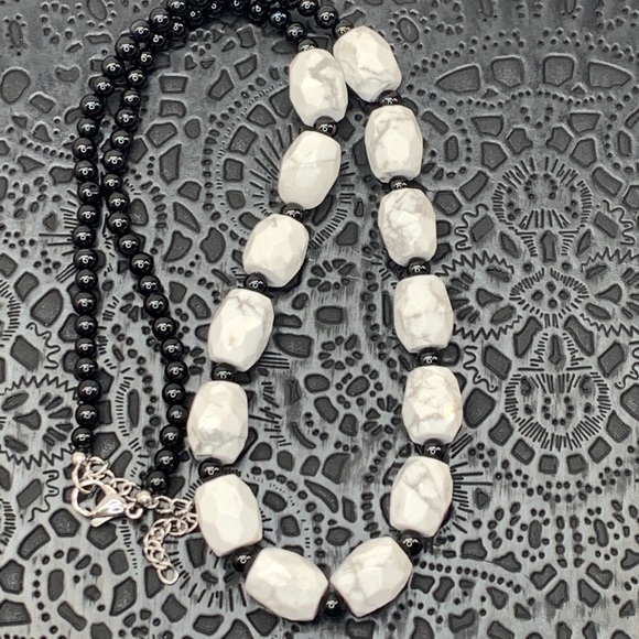 White Howlite and Black Onyx Necklace - Picture 2 of 3